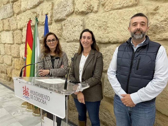 Los concejales de Vox en el Ayuntamiento de Córdoba, Paula Badanelli, Yolanda Almagro y Rafael Saco.