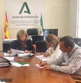 La delegada Territorial de Desarrollo Educativo y Formación Profesional en la provincia de Cádiz, Isabel Paredes, reunida con la alcaldesa de Puerto Real, Aurora Salvador, y representantes de las Ampas locales