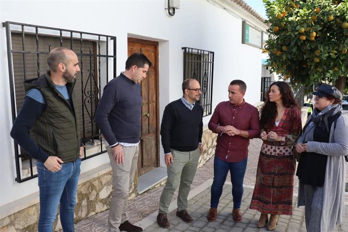 Ruiz y Oliván (centro), en su visita a Luque.