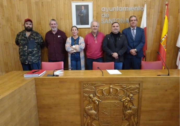 Archivo - Representantes del Ayuntamiento de Santoña, de la plantilla del servicio de basuras y de la empresa FCC tras alcanzar un acuerdo para desconvocar la huelga