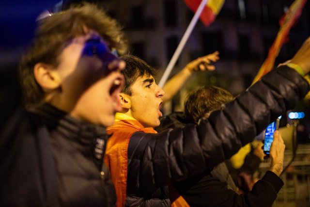 Jóvenes gritando durante una protesta ante la Delegación del Gobierno en Barcelona, 