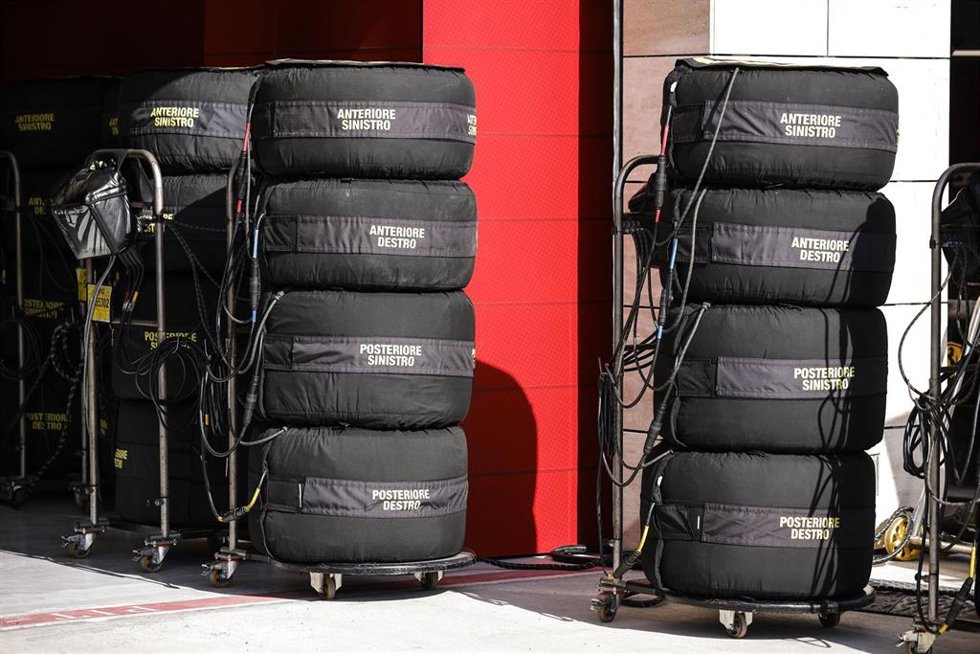 Archivo - Imagen de unos juegos de neumáticos Pirelli en un Gran Premio del Mundial de F-1 2023