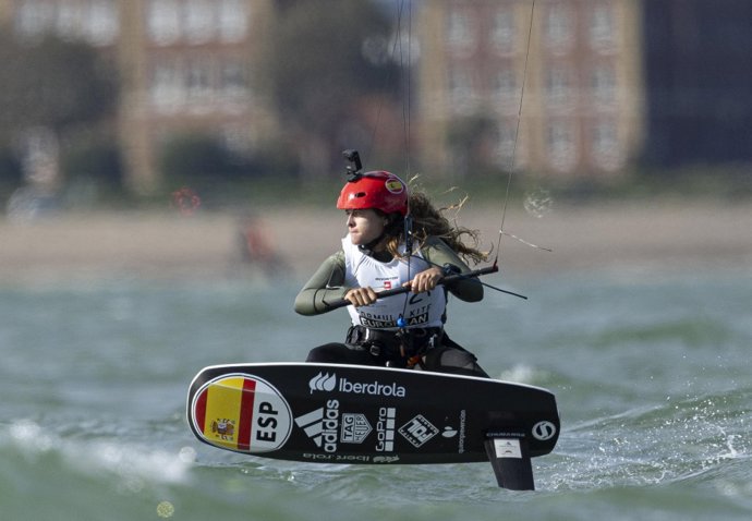 Archivo - La española Gisela Pulido durante una competición Formula Kite Femenino