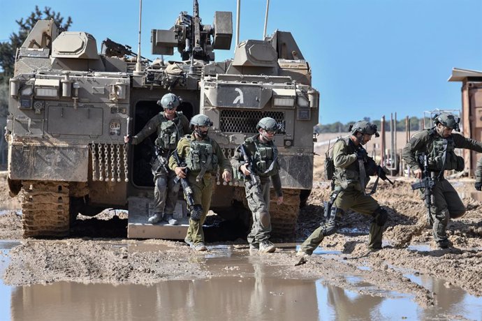 Archivo - SDEROT, Oct. 14, 2023  -- This photo taken on Oct. 13, 2023 shows Israeli soldiers disembarking from an armored vehicle near the Israel-Gaza border, in southern Israel. The Israel Defense Forces (IDF) on Friday ordered residents of populous Gaza