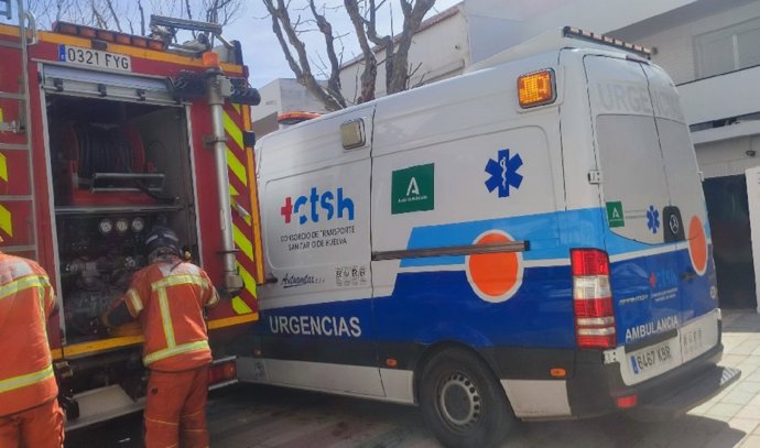 Ambulancia y bomberos en una actuación, archivo