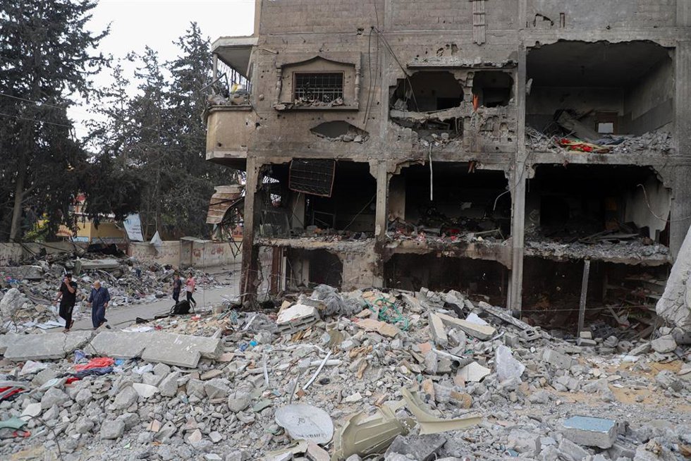 Un edificio dañado tras un bombardeo israelí en Jan Yunis, la Franja de Gaza