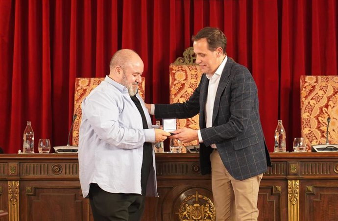 El presidente de la Diputación de Valladolid, Conrado Íscar, ha entregado este lunes el Premio de Teatro 'Provincia de Valladolid' en su edición 2022 al actor Jorge Calvo.