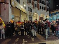 Unas 70 personas vuelven a concentrarse ante la sede del PSOE en Palma al grito de "Sánchez traidor" y "amnistía no"