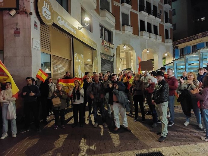 Personas con banderas de España se concentran, convocadas por Foro Baleares, ante la sede del PSOE, en Palma