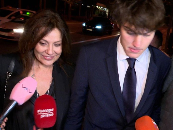 NURIA GONZÁLEZ Y SUS HIJOS, IVÁN Y ALMA, ACUDEN A LA MISA FUNERAL EN MEMORIA DE FERNANDO FERNÁNDEZ TAPIAS