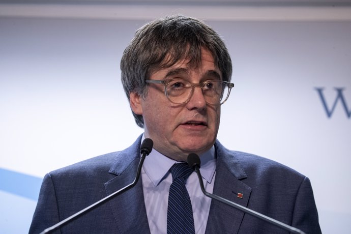 El expresidente de la Generalitat y eurodiputado de Junts, Carles Puigdemont, comparece en una rueda de prensa para explicar los detalles del acuerdo de investidura con el PSOE, en el Parlamento Europeo. 