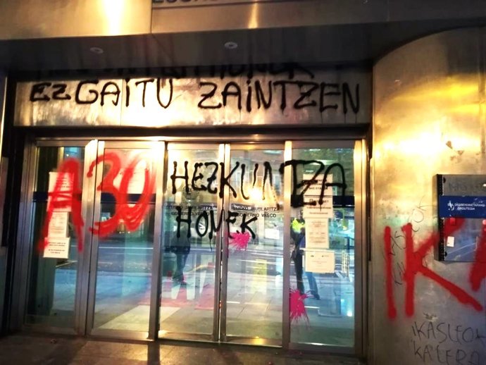 Pintadas realizadas en la sede del Gobierno vasco, en Bilbao