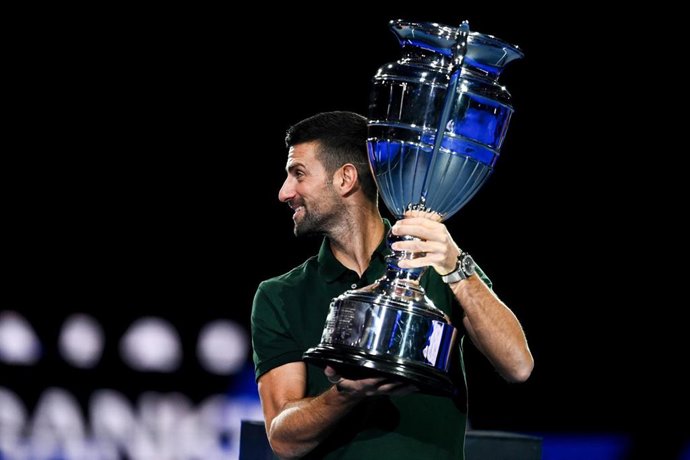 Djokovic recibe su trofeo por acabar 2023 como número uno del mundo