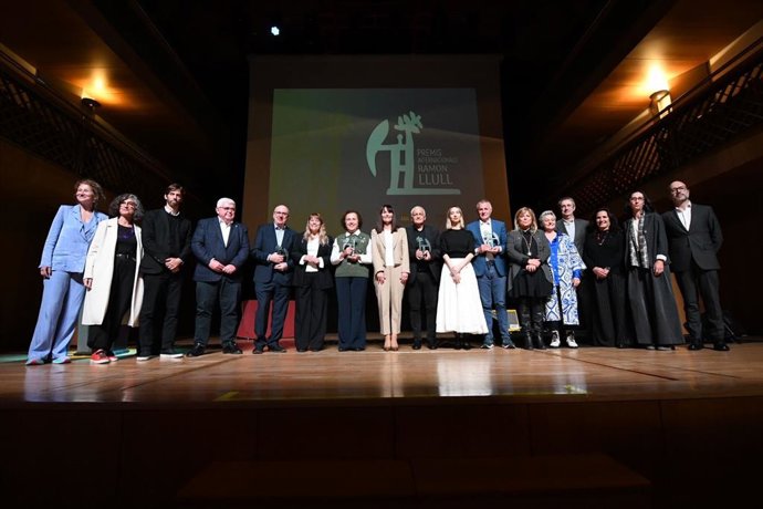 Foto de família de los premiados y representantes políticos y del Instituto Ramon Llull