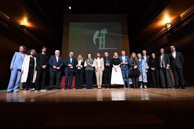 Foto de família dels premiats i representants polítics i de l'Institut Ramon Llull
