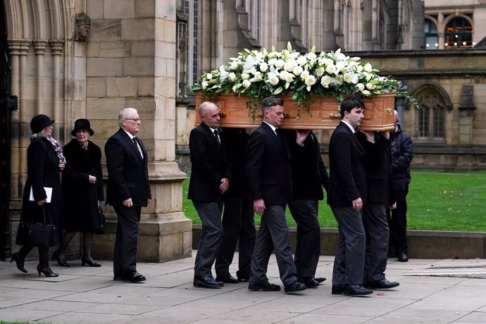 13 November 2023, United Kingdom, Manchester: The coffin of Bobby Charlton carried by pallbearers out of Manchester Cathedral after the funeral service. Manchester United and England's football player Bobby Charlton died aged 86 in October 2023. Photo: 