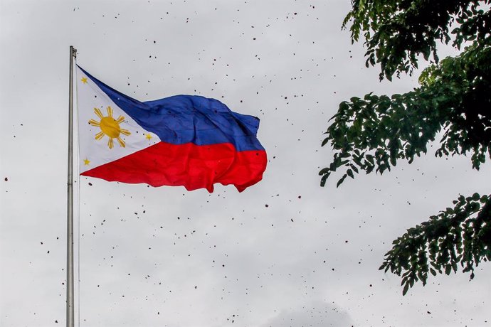 Archivo - (200612) -- MANILA, June 12, 2020 (Xinhua) -- Rose petals and confetti rain down on the Philippine national flag during the celebration of the 122nd Philippine Independence Day in Manila, the Philippines on June 12, 2020. The Philippines celebra
