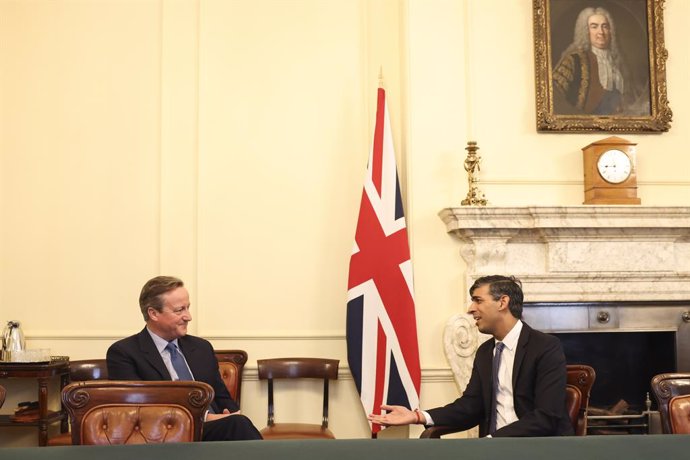 El ministro de Exteriores de Reino Unido, David Cameron, con el primer ministro británico, Rishi Sunak en el 10 de Downing Street