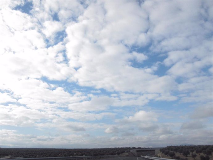 Archivo - Sol, nubes, cielo despejado, buen tiempo, temperaturas