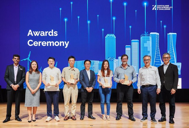 Image: L-R: Mr Vinamra Srivastava, Chief Sustainability Officer of CapitaLand Investment, Ms Christine Wong, Executive Director, Urban Solutions and Sustainability of Enterprise Singapore, the four special recognition award winners of CSXC 2023, Mr Andrew