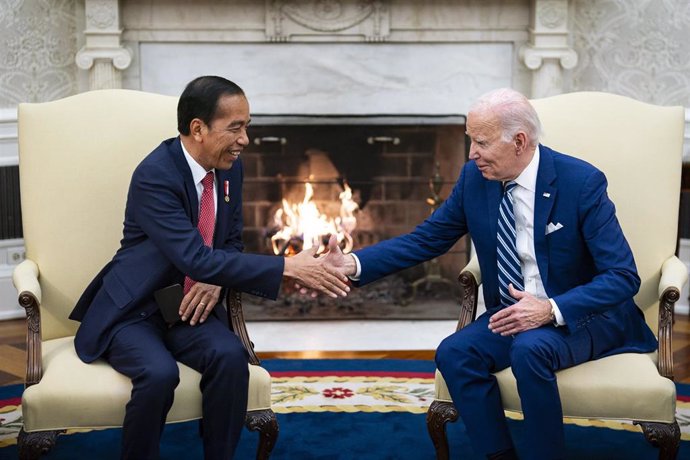 El presidente de Estados Unidos, Joe Biden (derecha) y su homólogo indonesio, Joko Widodo (izquierda)