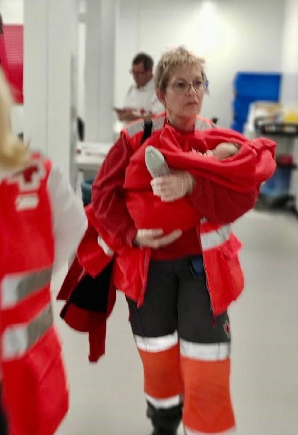Bebé atendido tras llegar en patera a Arenales del Sol