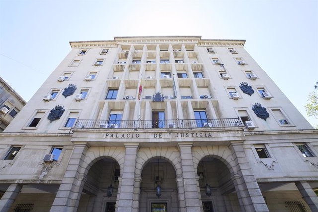 Archivo - Detalle de la fachada principal de la Audiencia Provincial de Sevilla.