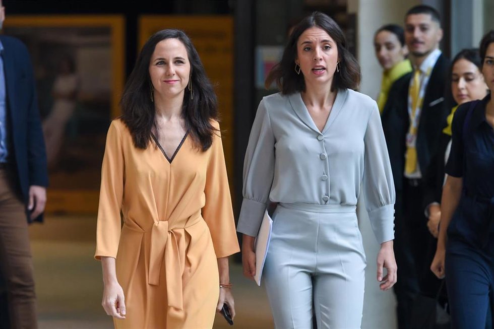 La ministra de Derechos Sociales y Agenda 2030 en funciones, Ione Belarra (i), junto a la ministra de Igualdad en funciones, Irene Montero (d), a 18 de octubre de 2023, en Madrid (España).