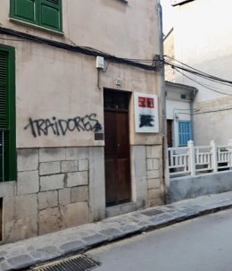 La sede de la agrupación socialista de Sóller con el mensaje "traidores" pintado.