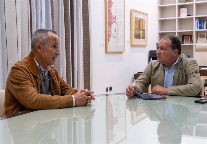 Reunión entre el presidente de la Diputación de Huelva, David Toscano (derecha), y el presidente de la Hermandad del Rocío de Huelva, Juan Carlos Rubio.