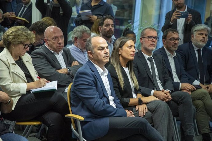 El secretario general de Junts per Catalunya, Jordi Turull (5d), y la diputada de Junts, Miriam Nogueras (4d), durante la rueda de prensa del expresidente de la Generalitat y eurodiputado de Junts, Carles Puigdemont para explicar los detalles del acuerd