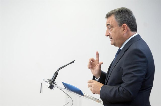 Archivo - El portavoz del PNV en el Congreso, Aitor Esteban, ofrece una rueda de prensa tras reunirse con el presidente del Gobierno en funciones,  durante su ronda de contactos, a 10 de octubre de 2023, en Madrid (España). 