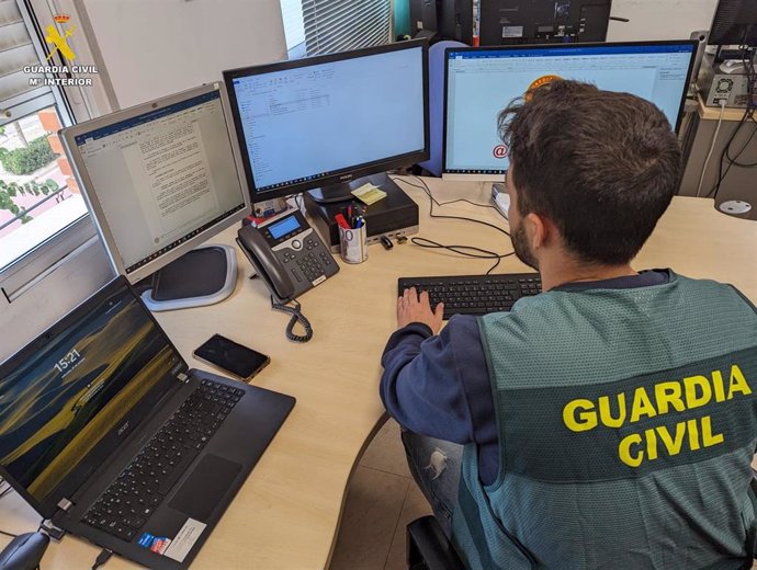 Agente de la Guardia Civil en tareas de investigación