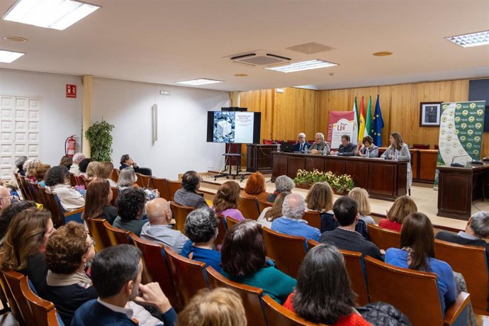 Participantes del Aula de la Experiencia en el acto de la presentación del curso.