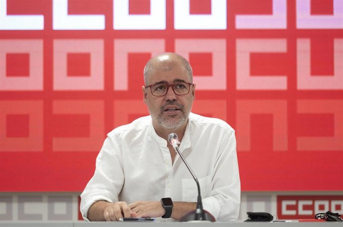 Archivo - El secretario general de de CCOO, Unai Sordo, comparece en una rueda de prensa de un encuentro informativo de inicio de curso del sindicato, a 10 de septiembre de 2021, en Madrid (España).