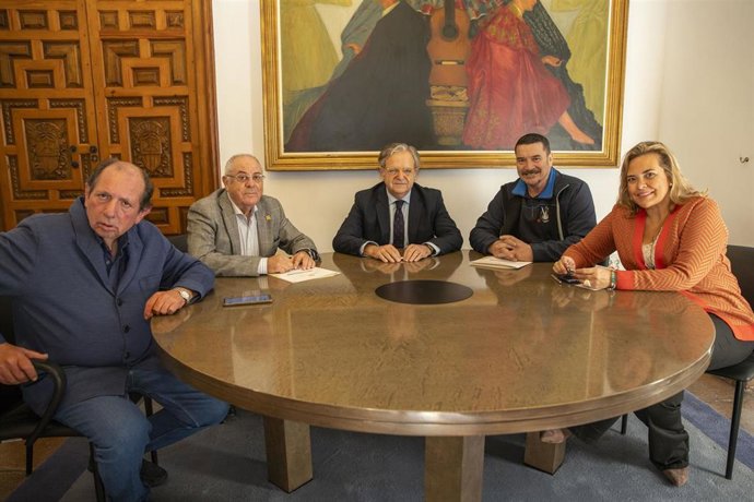 El presidente de la Diputación de Córdoba, Salvador Fuentes, en la firma de los acuerdos.