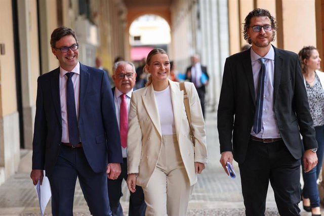 (I-D) El vicepresidente y conseller de Economía, Hacienda e Innovación del Govern balear, Antoni Costa; la presidenta del Govern balear, Marga Prohens y el Portavoz del PP en Baleares,  Sebastià Sagreras.