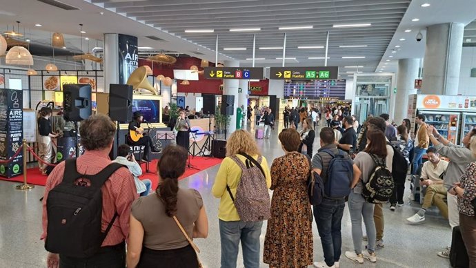 Actuación de un grupo musical en la zona de embarque del Ayuntamiento por la semana de los Latin Grammy.