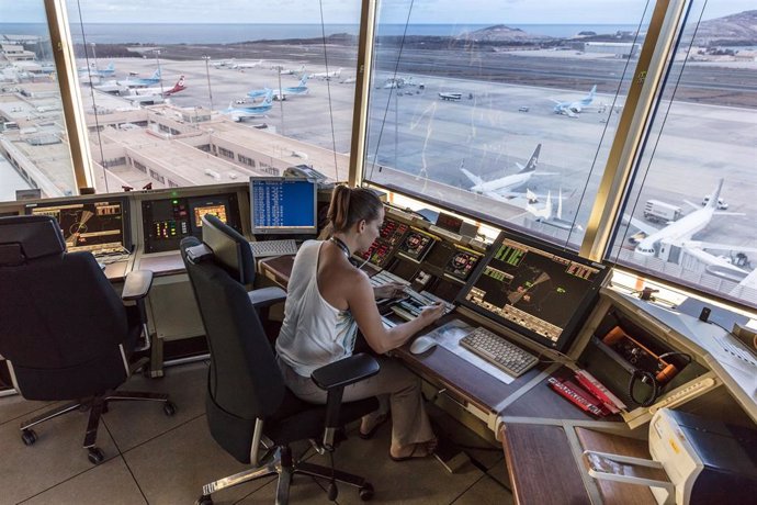 Archivo - Controladora aérea en la torre de Gran Canaria de Enaire