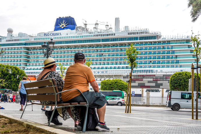 Archivo - Turistas del crucero anclado en el puerto de Cádiz.