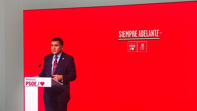 El secretario de Transformación Económica y Digital del PSOE-A, Gaspar Llanes, en rueda de prensa en la sede del PSOE-A. (Foto de archivo).