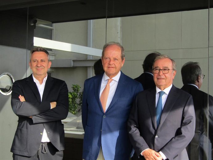 El consejero delegado de Uriach, Oriol Segarra; el presidente del consejo de propietarios, Enrique Uriach, y el presidente del consejo de administración, Luís Cantarell
