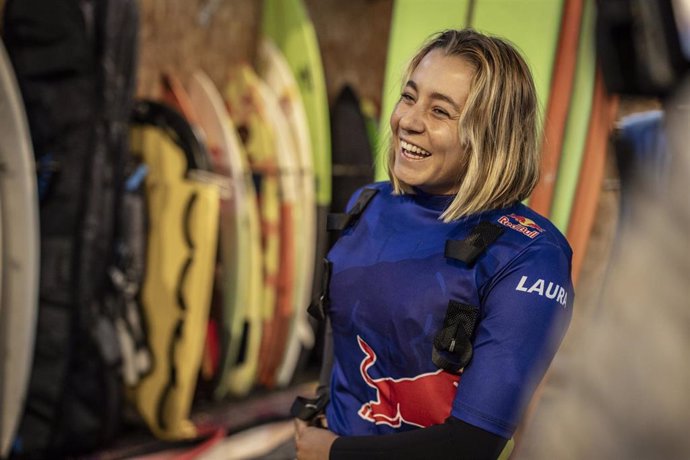 Laura Coviella se convierte en la primera española en surfear las olas gigantes de Nazaré