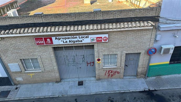 Imagen de la fachada de la sede del PSOE en La Alogaba con una pintada relacionada con la amnistía