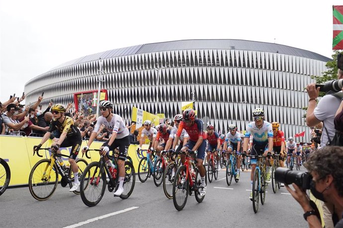 Archivo - Varios de los corredores durante la salida de la primera etapa del Tour de Francia, a 1 de julio de 2023, en Bilbao, Vizcaya, País Vasco (España)