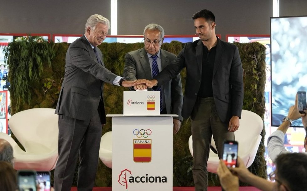 Archivo - El director general de Relaciones Institucionales, Sostenibilidad y Marca de Acciona, Joaquín Mollinedo; el presidente del COE, Alejandro Blanco, y el palista Rodrigo Germade tras la firma del acuerdo entre el COE y Acciona.