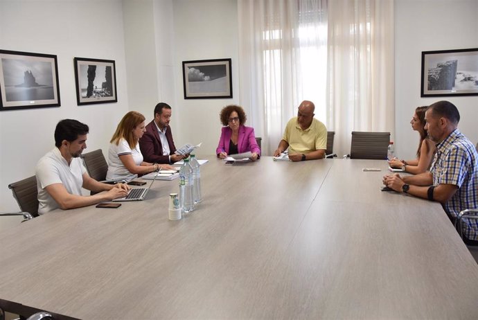 Reunión de la consejera de Atención Ciudadana del Cabildo de Tenerife, Candelaria Padrón, con una delegación del Ayuntamiento de La Victoria
