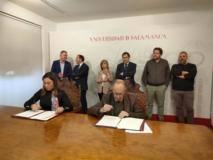 La consejera de Movilidad y Transformación Digital de la Junta de Castilla y León, María González Corral, y el vicerrector de Investigación y Transferencia de la USAL, José Miguel Mateos, en la firma del convenio