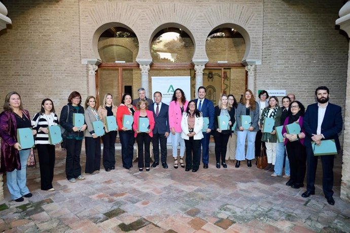 Foto de familia tras entregar la consejera de Inclusión Social las ayudas a 17 ayuntamientos del Plan Corresponsables.