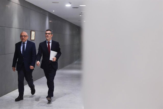El ministro de la Presidencia, Félix Bolaños (2i), a su llegada a una rueda de prensa tras registrar la ley de amnistía.